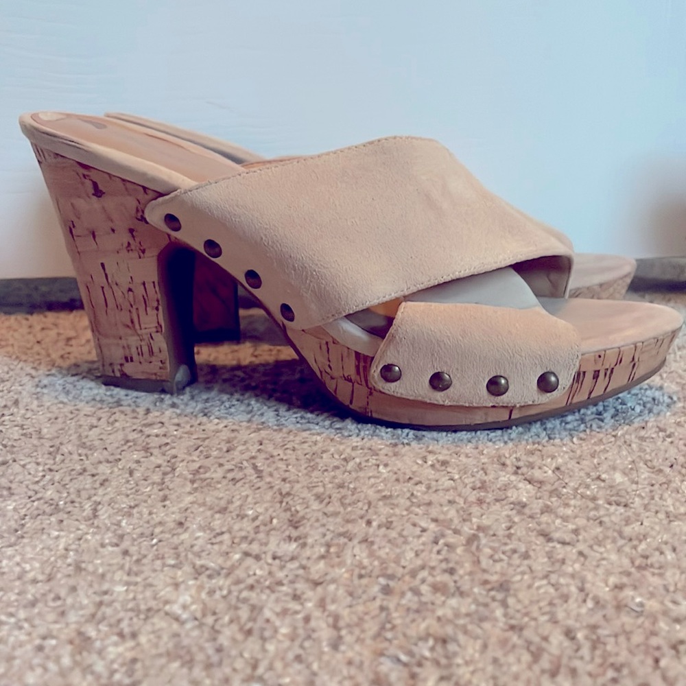 Nine West size 8.5 suede/leather clogs.  Cream color.